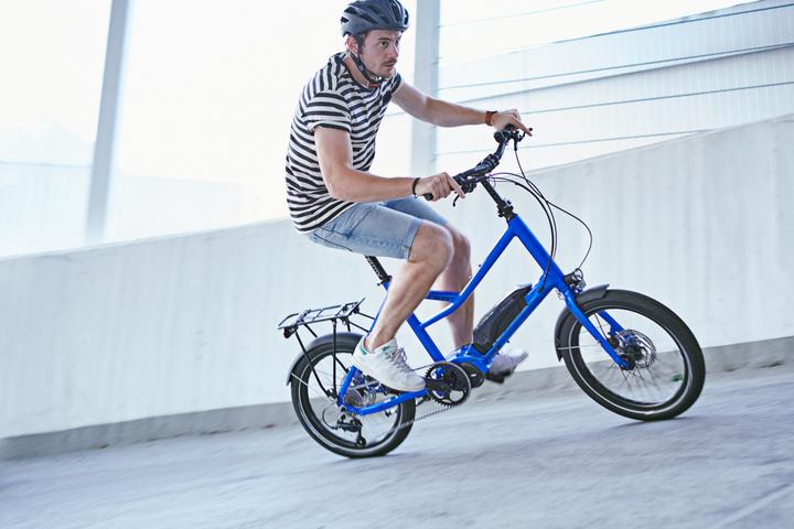 Mit Elektrizität schnell voran, egal ob in der Stadt oder auf dem Land. Der passende E-Bike-Helm vom BIKE&CO-Händler sollte immer getragen werden.