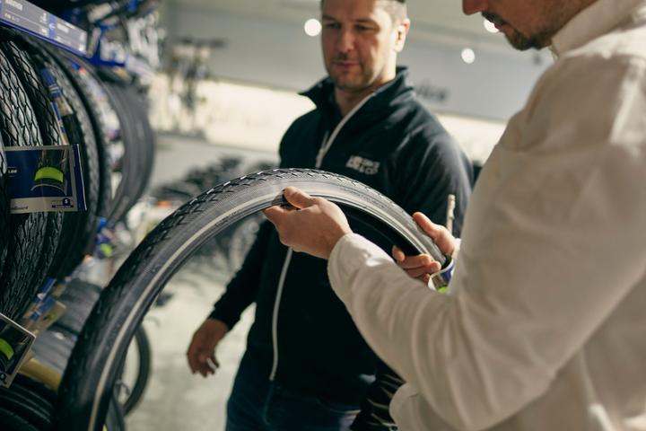 Vorstellung verschiedener Reifentypen durch den BIKE&CO-Fachhändler