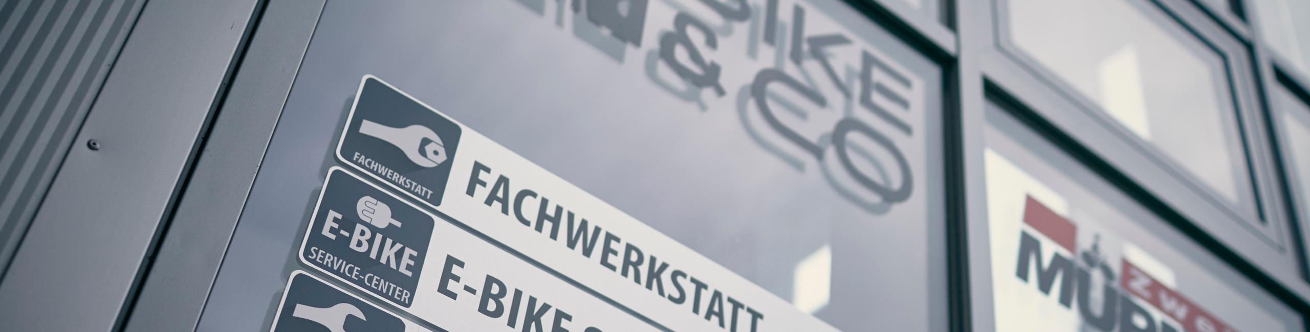 Bereits an den Schaufenstern unserer BIKE&CO-Händler erkennt der Endkunde, welche Seviceleistungen angeboten werden.