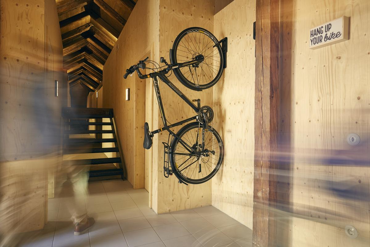 Ein MORRISON Bike an der Wand geparkt