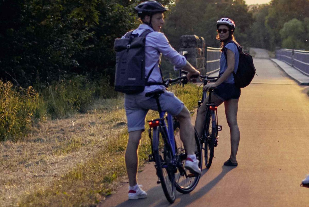 Vorallem in der City kommen Sie öfter zum Stehen, bspw. an roten Ampeln. Mit dem Fahrradstandlicht machen Sie auch in dieser Situation auf sich aufmerksam.