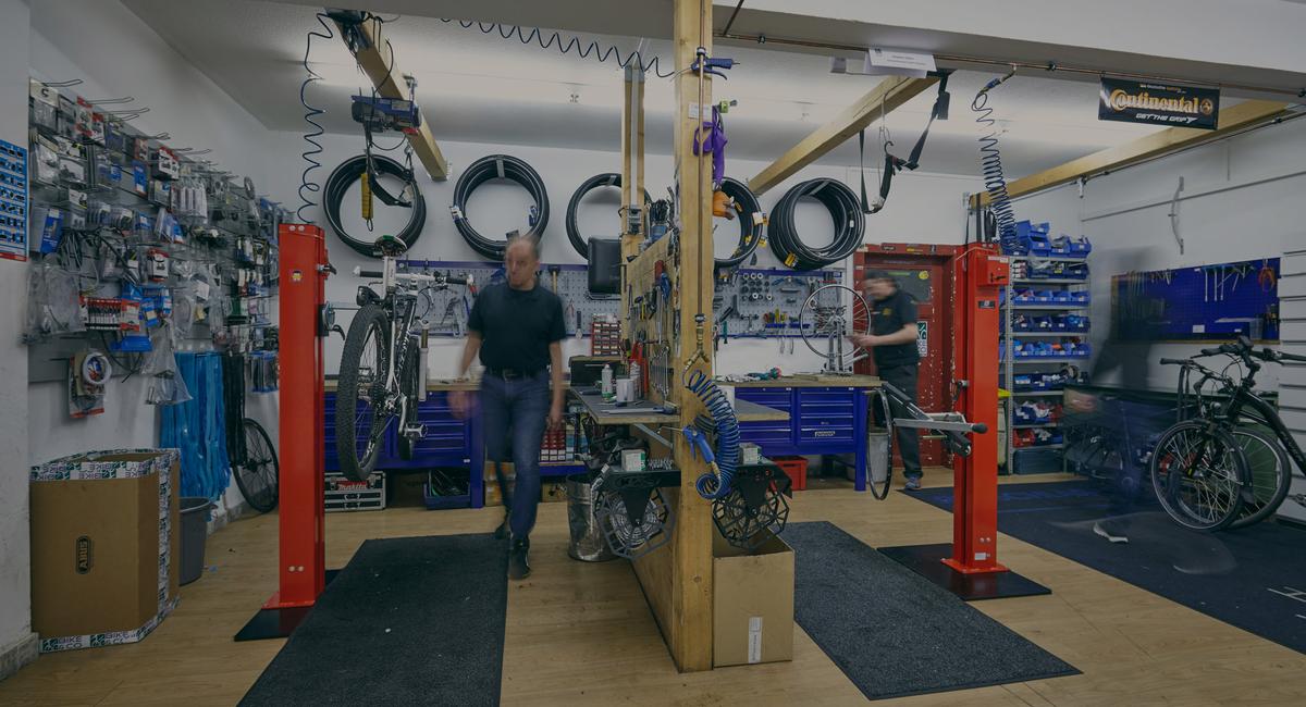 Am Puls der Zeit! In BIKE&CO-Werkstätten werden Fahrräder auf Herz und Nieren geprüft. Ein Termin kann ganz einfach online gebucht werden.