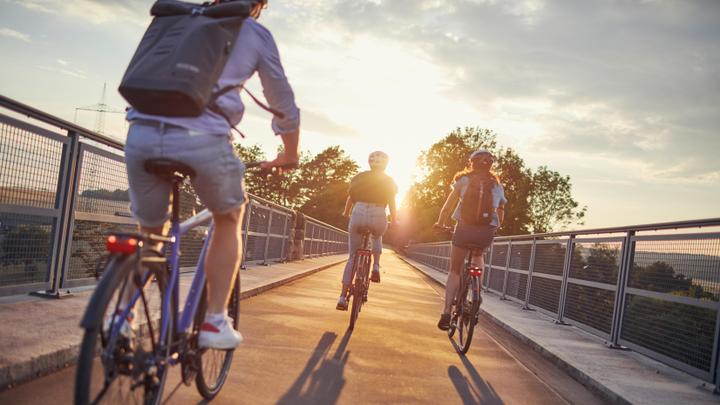 Freie Fahrt in den Sonnenaufgang mit Rädern der Eigenmarken FALTER und MORRISON