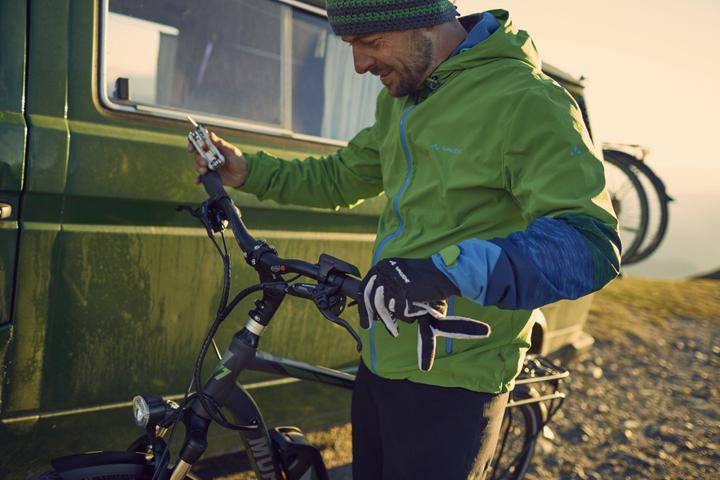 Eine Regenjacke mit geeigneten Funktionen zum Beispiel von VAUDE ist eine geeignete Radbekleidung