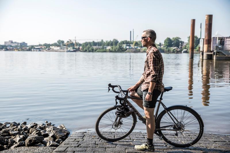 Sportlich unterwegs, auch in der Stadt. Das Gravelbike lässt diesbezüglich keine Wünsche offen.