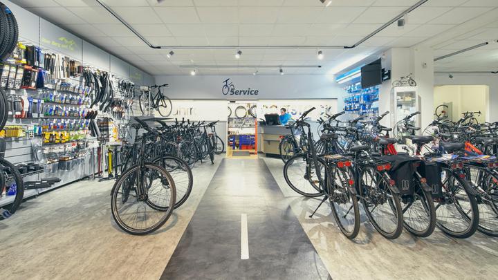 Der Blick in einen BIKE&CO-Store, welcher für Verkauf und Service aus einer Hand steht.