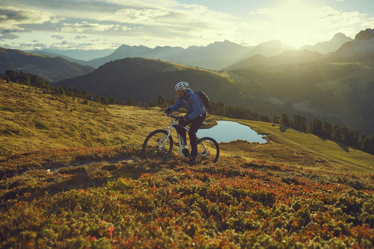 Anspruchsvoller Anstieg mit dem MORRISON E-MTB und der optimalen Fahrradbekleidung.