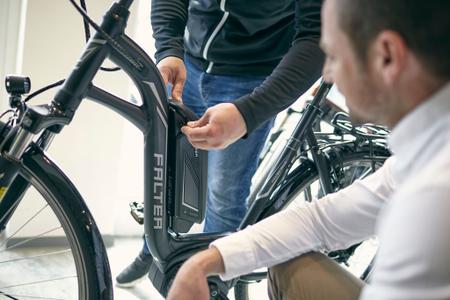 E-Bike-Beratung in einem BIKE&CO-Store. Viel Know-How steht dem Endkunden jederzeit zu Verfügung.