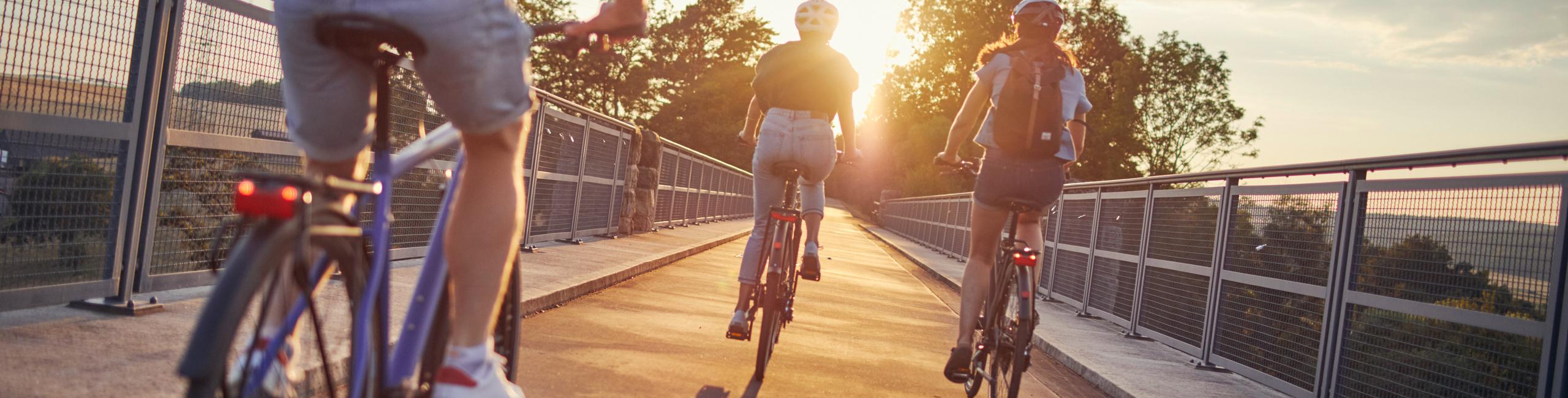 Auf und neben dem Fahrrad - Den Blick nach vorne, in eine erfolgreiche Zukunft, gerichtet.