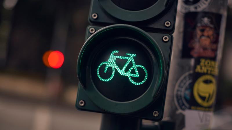 Die grüne Ampel gewährt dem Fahrrad freie Fahrt