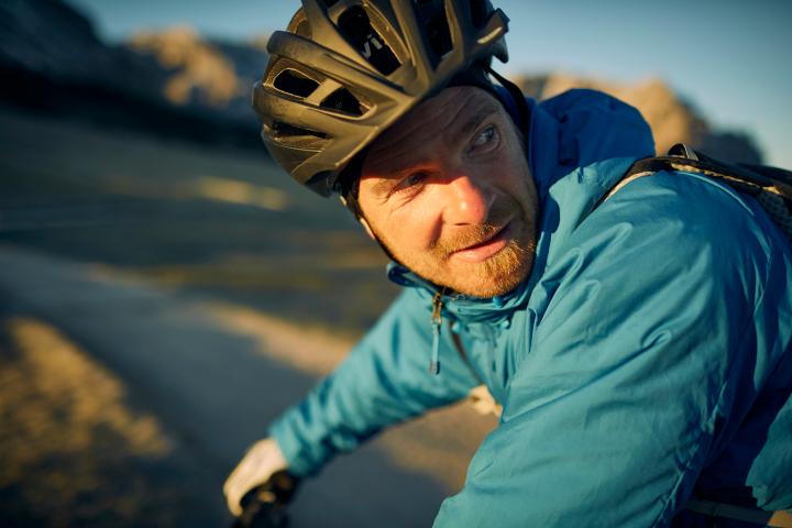 Mit Vollgas durch den Wald. Auch Mountainbiker sollten nicht auf einen schützenden Fahrradhelm verzichten.