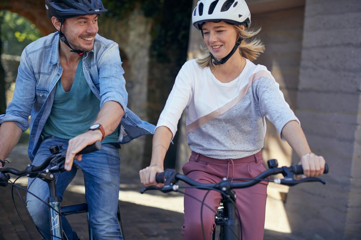 Egal auf welchem Untergrund, der richtige Fahrradhelm schützt den Radfahrer