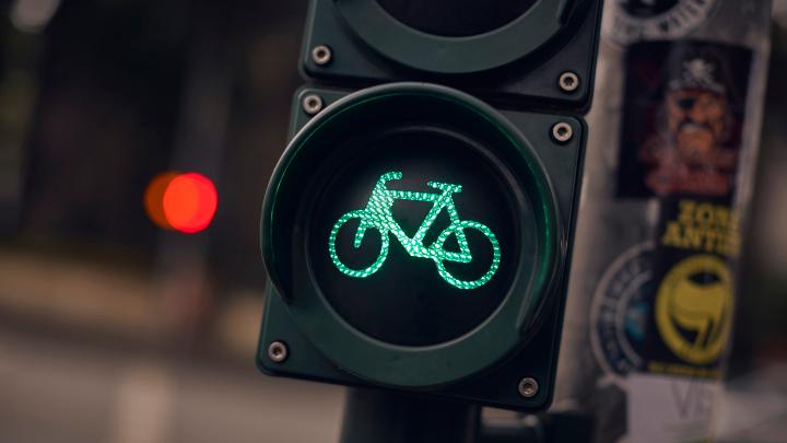 Die grüne Ampel gewährt dem Fahrrad freie Fahrt