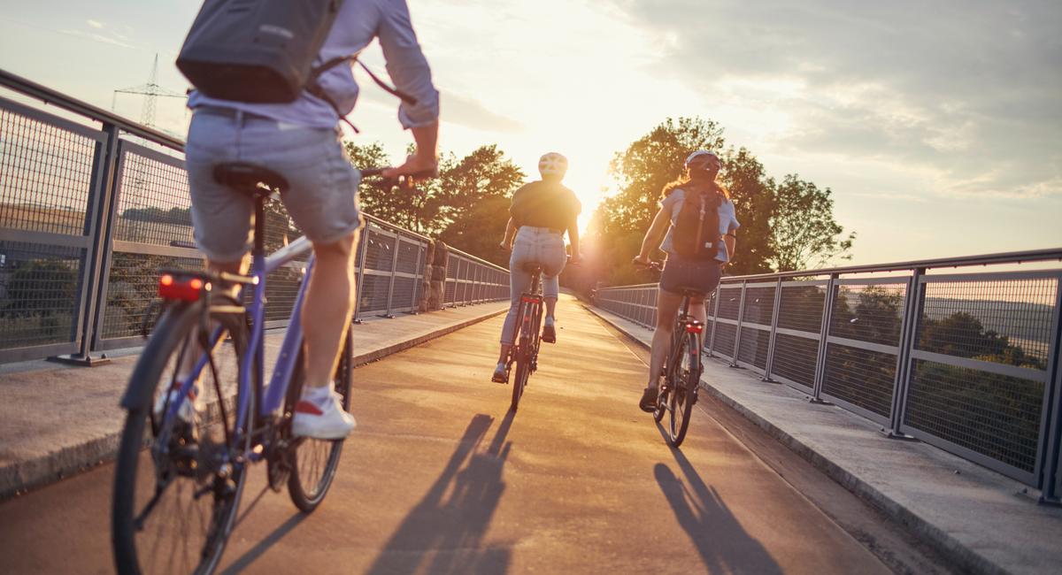 Auf und neben dem Fahrrad - Den Blick nach vorne, in eine erfolgreiche Zukunft, gerichtet.