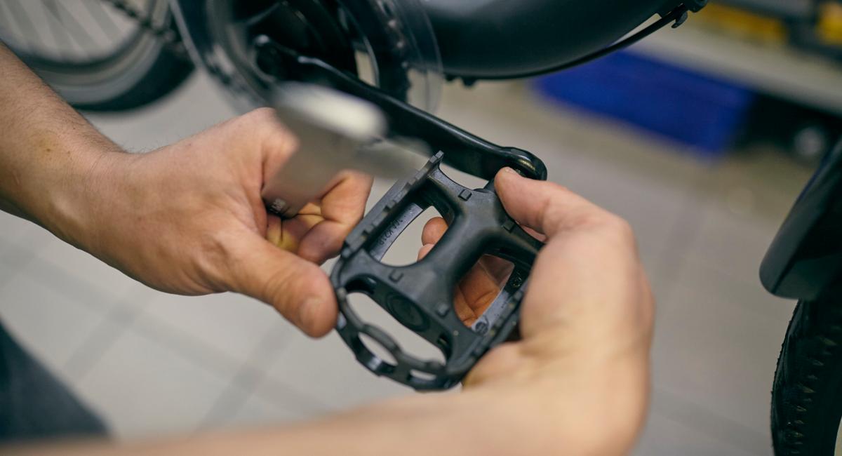 Reparatur am Fahrradpedal. Service ist die Stärke Ihres BIKE&CO-Händlers