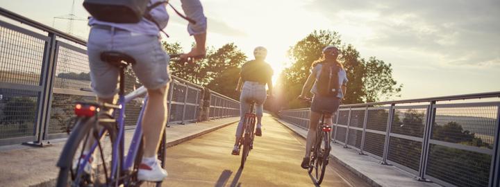 Freie Fahrt in den Sonnenaufgang mit Rädern der Eigenmarken FALTER und MORRISON