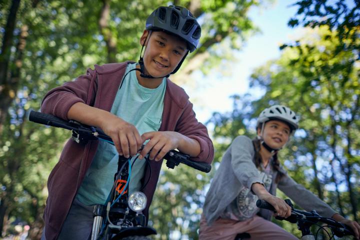 Auf den Rädern der Marke MORRISON durch den Wald. Auf dem Kopf der schützende Fahrradhelm des BIKE&CO-Händlers.