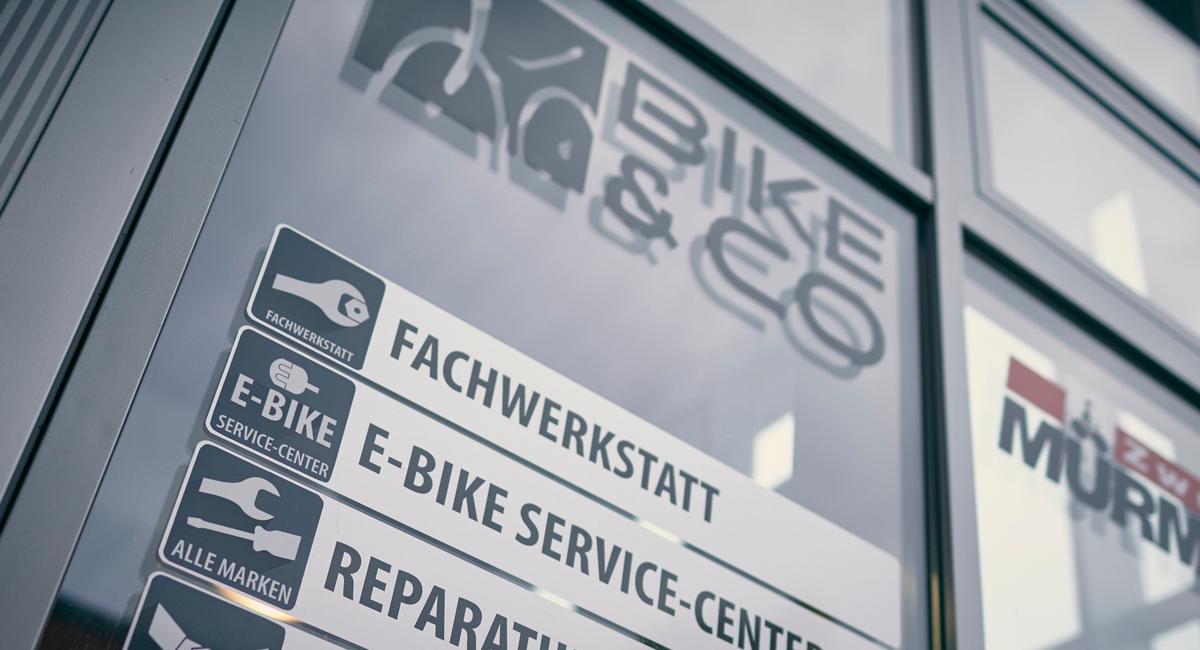 Bereits an den Schaufenstern unserer BIKE&CO-Händler erkennt der Endkunde, welche Seviceleistungen angeboten werden.