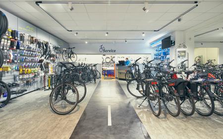 Der Blick in einen BIKE&CO-Store, welcher für Verkauf und Service aus einer Hand steht.